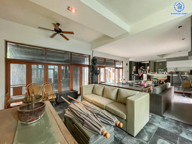 *****บ้านเดี่ยวมือสอง ม. ซอย พหลโยธิน56 พหลโยธิน บ้านเดี่ยวหลังใหญ่ ภายในตกแต่งหรูหรา สวยมาก  บนเนื้อที่เยอะถึง 98.60 ตร.ว.  3 ห้องนอน 3 ห้องน้ำ 2 ที่จอดรถ ภายในบรรยากาศร่มรื่นมีความเป็นส่วนตัวมาก พร้อมมีสระน้ำในตัว  บนพื้นที่กว่า 316 ตร.ม บนทำเลที่ดี เชื่อมต่อถนน พหลโยธิน, ลำลูกกา, วิภาวดี-รังสิต เดินทางสะดวกใกล้รถไฟฟ้า สถานี "แยก คปอ, คูคต"